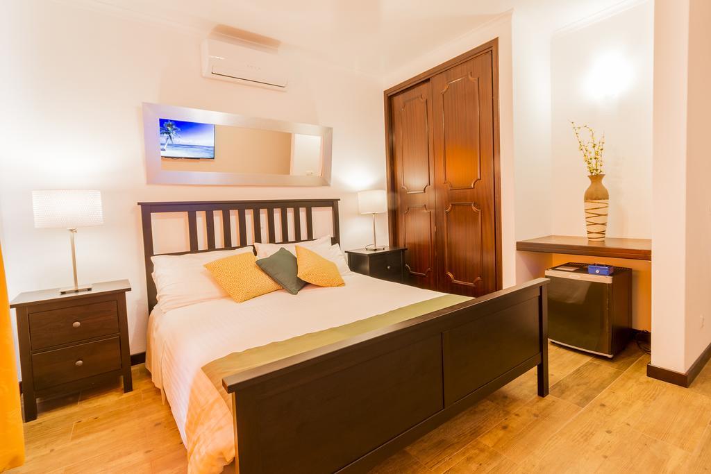 Holiday Lagos Hotel Room photo