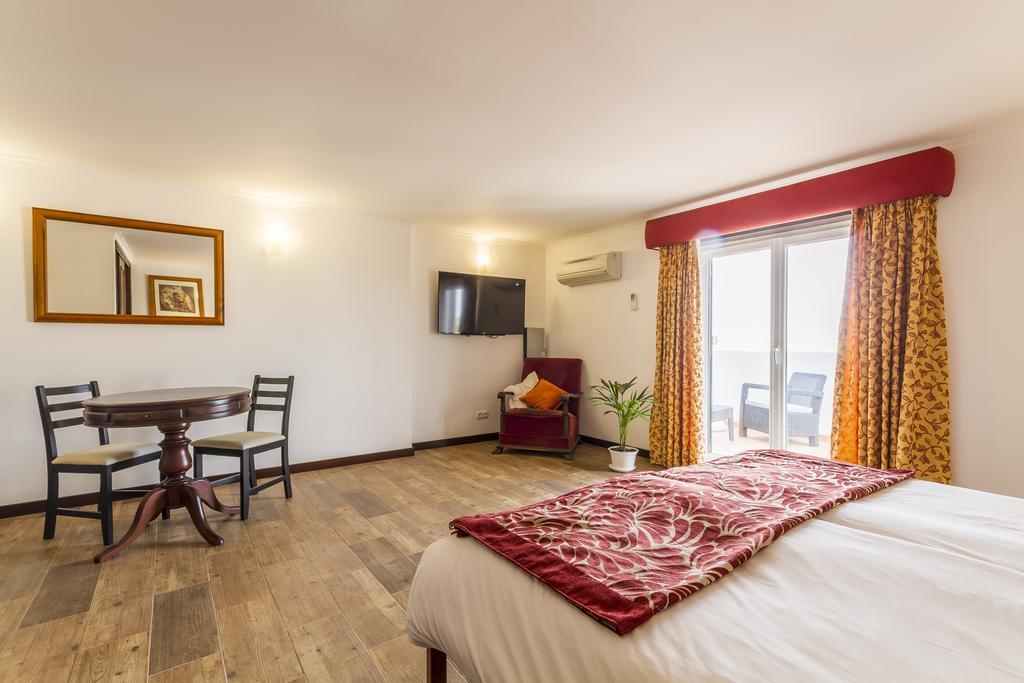 Holiday Lagos Hotel Room photo